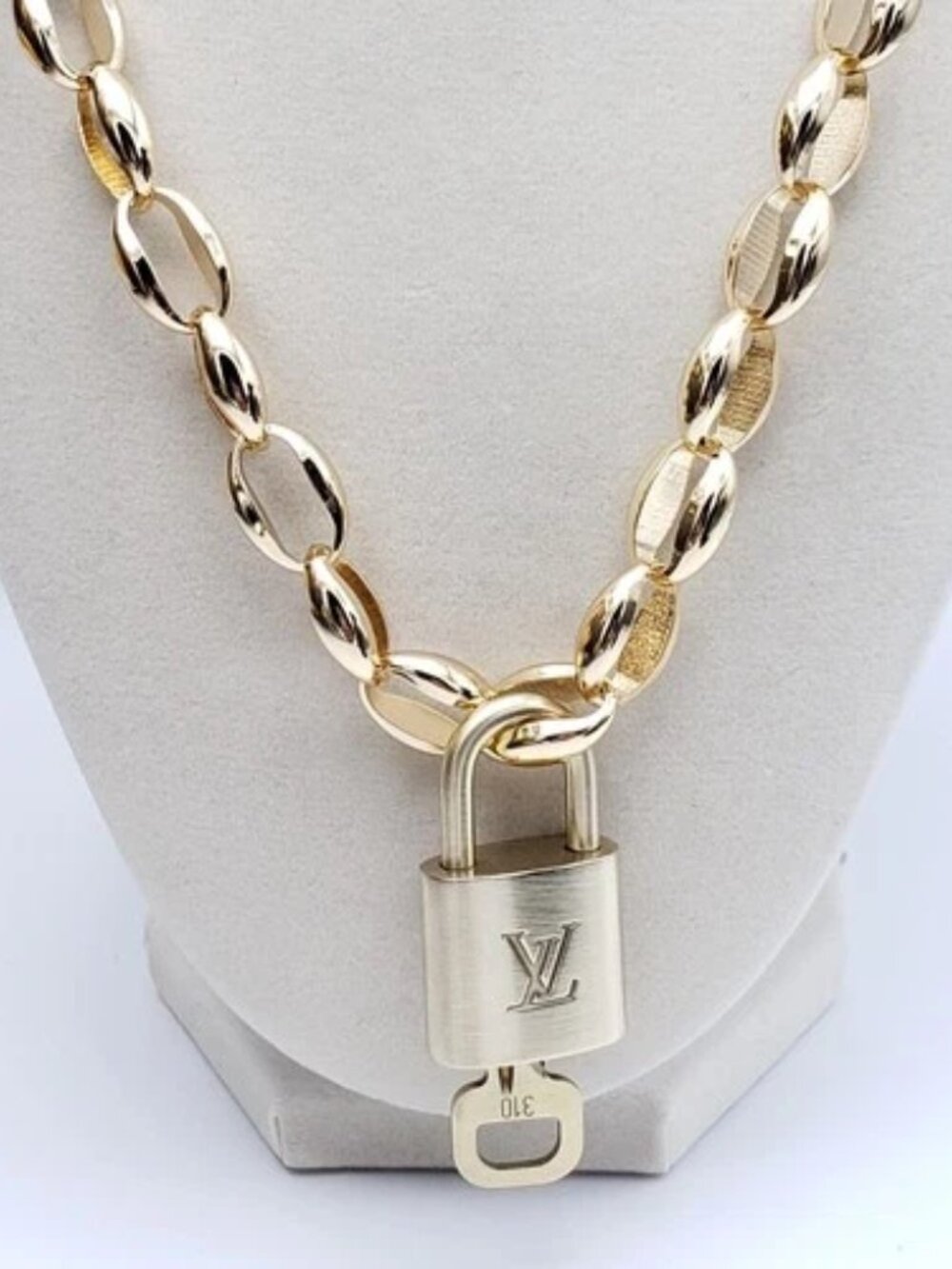 Gold-Plated Necklace with Authentic Louis Vuitton Padlock - Picture 4 of 9